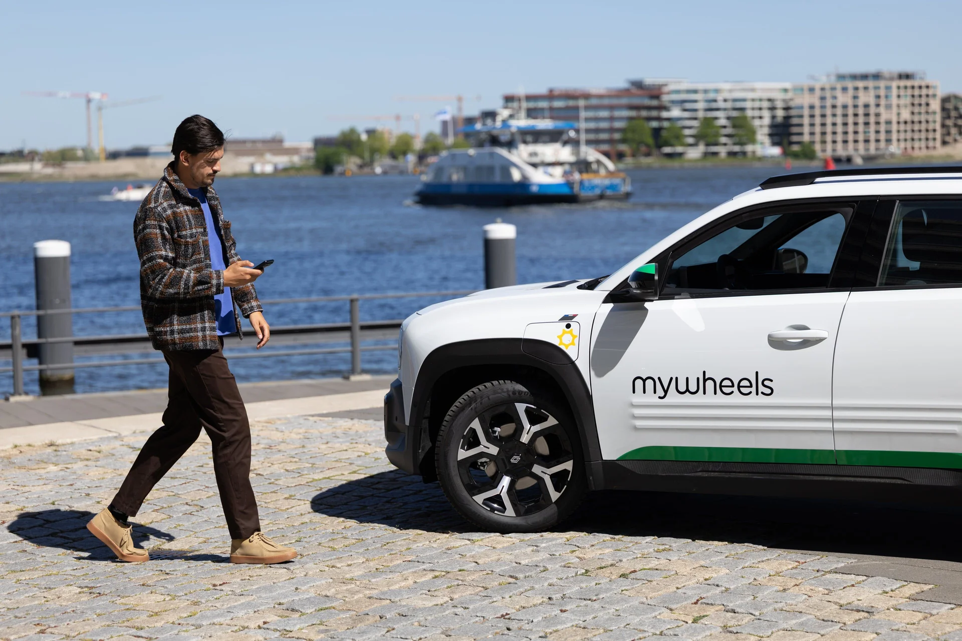 Man opent MyWheels auto
