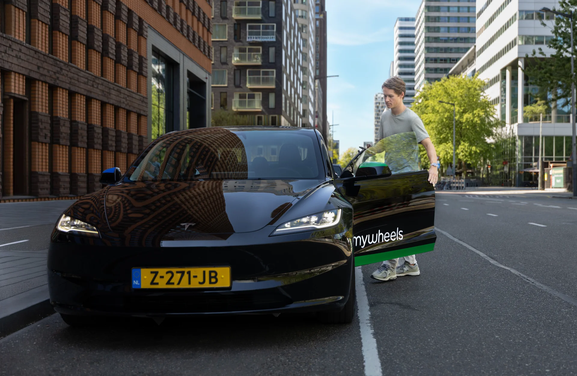 Man stapt in Tesla FSD van MyWheels