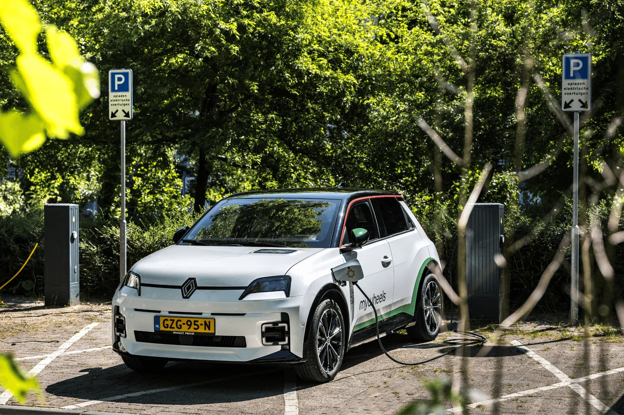 MyWheels auto geparkeerd aan het opladen