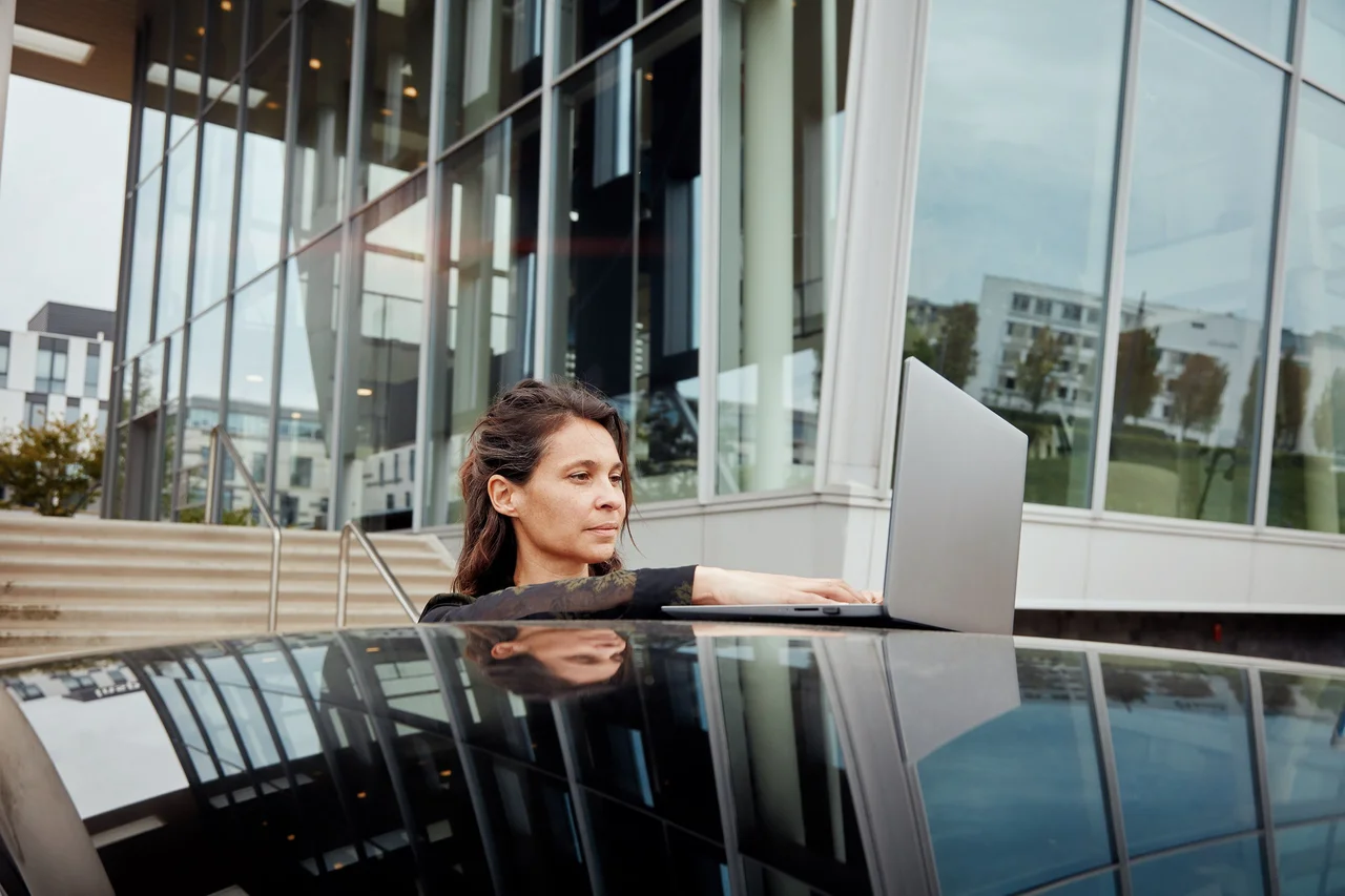 ZZP'er met laptop op het dak