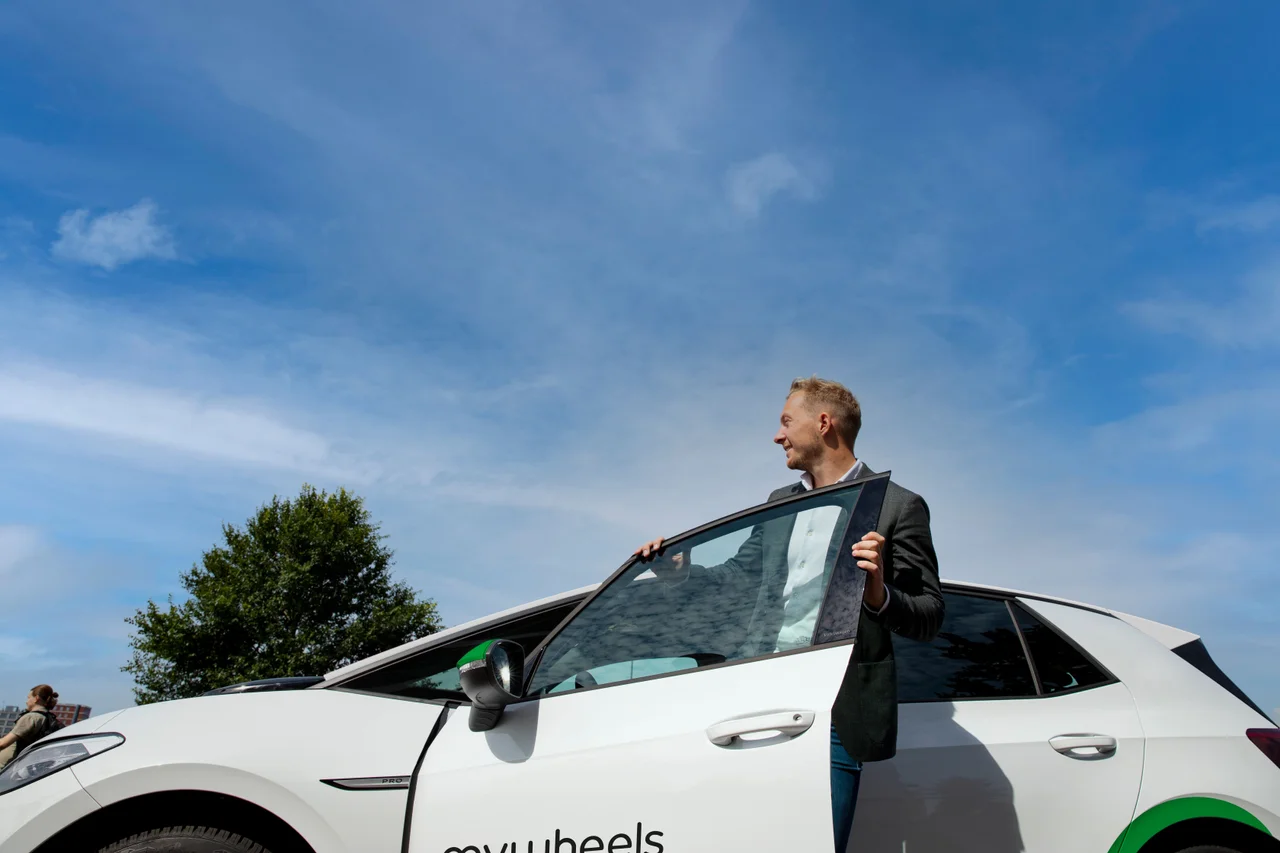 Man stapt uit MyWheels auto