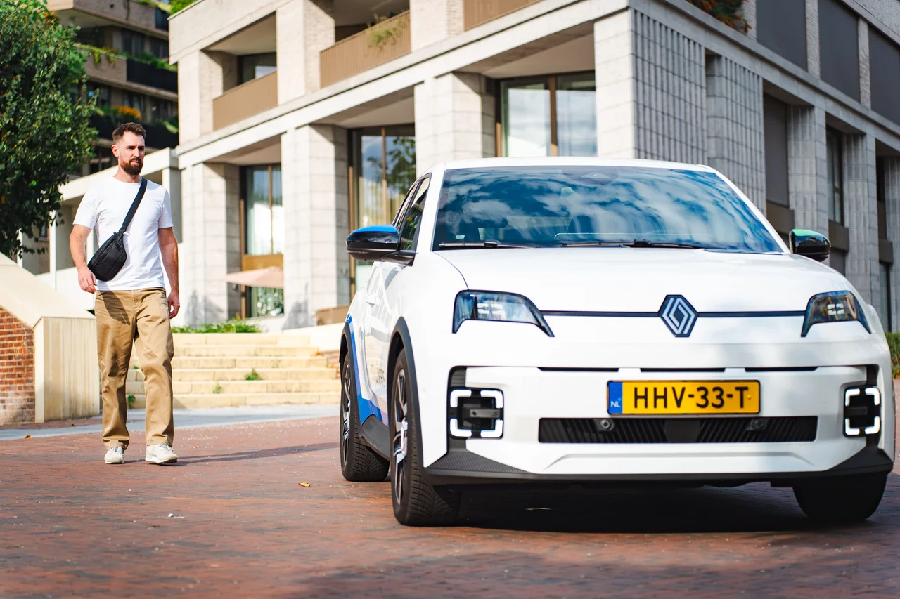 Man loopt naar zijn Flex Lease auto van MyWheels toe