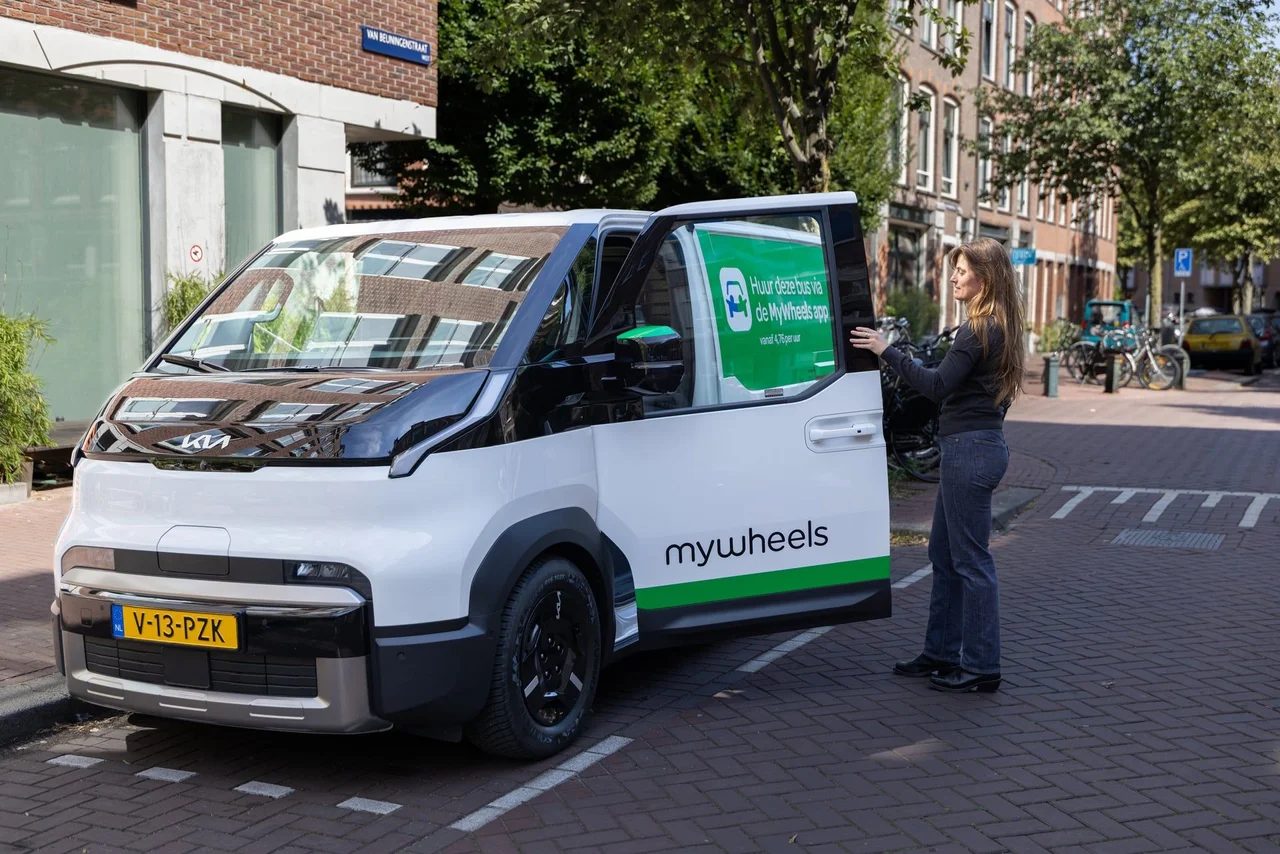 Vrouw opent deur MyWheels bestelbus