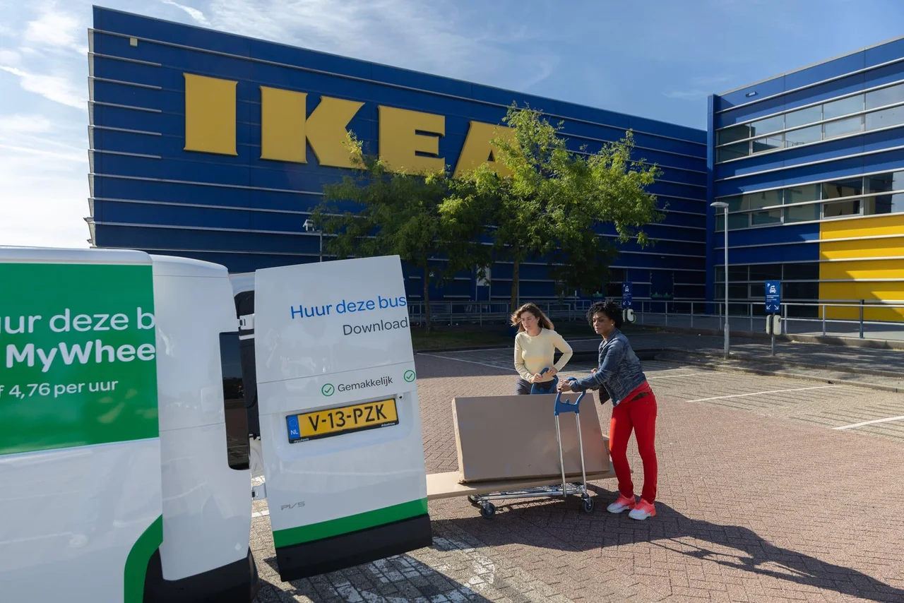 Vrouwen laden MyWheels busje in bij IKEA