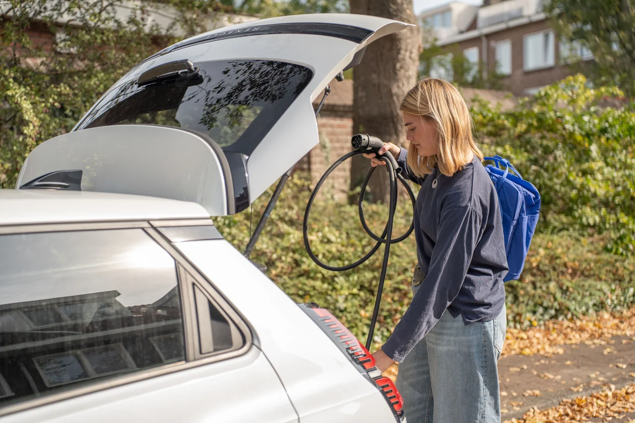 Vrouw opent de nieuwe Renault 5