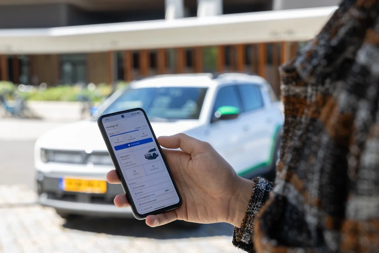 MyWheels app met Renault 4 deelauto op straat