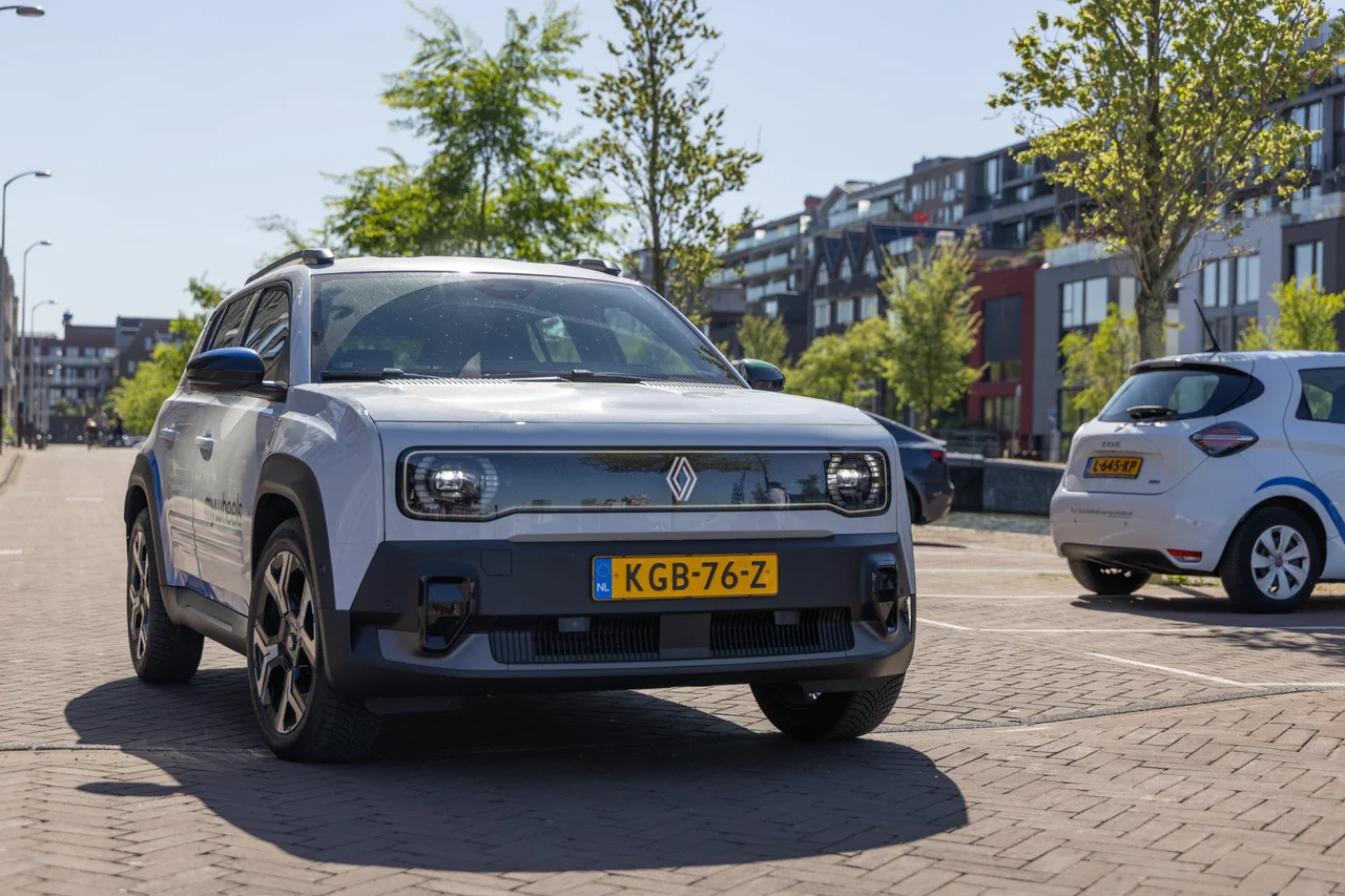 Renault 4 met achtergrond een Renault Zoe van MyWheels