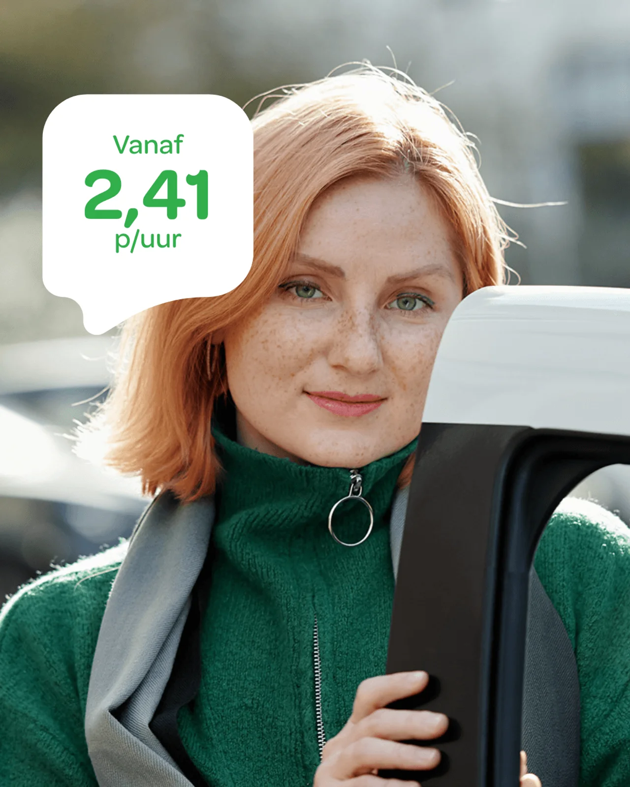 Vrouw opent MyWheels auto met prijsindicatie