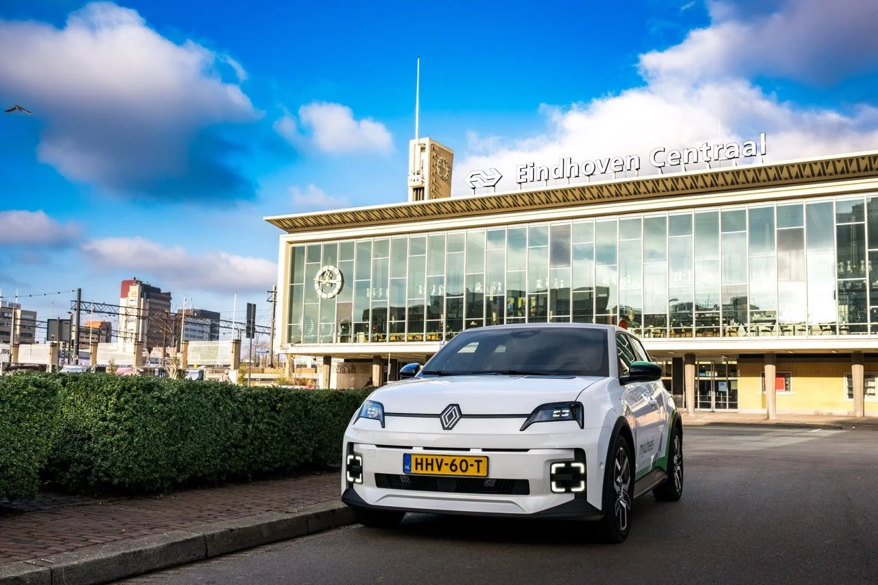 MyWheels elektrische v2g deelauto op de straat